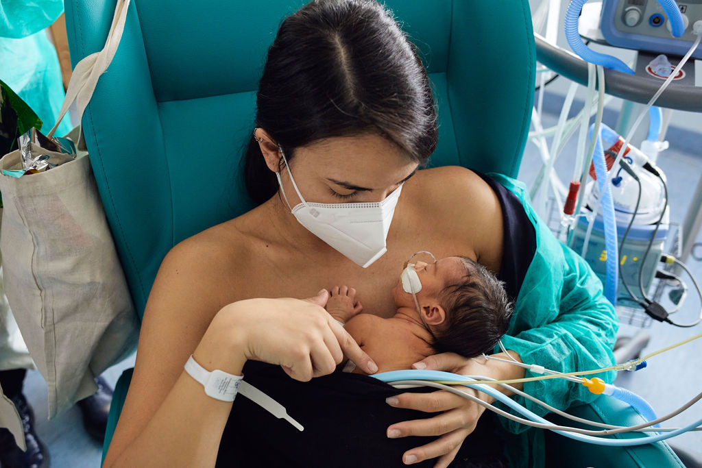 Una madre e il suo neonato prematuro