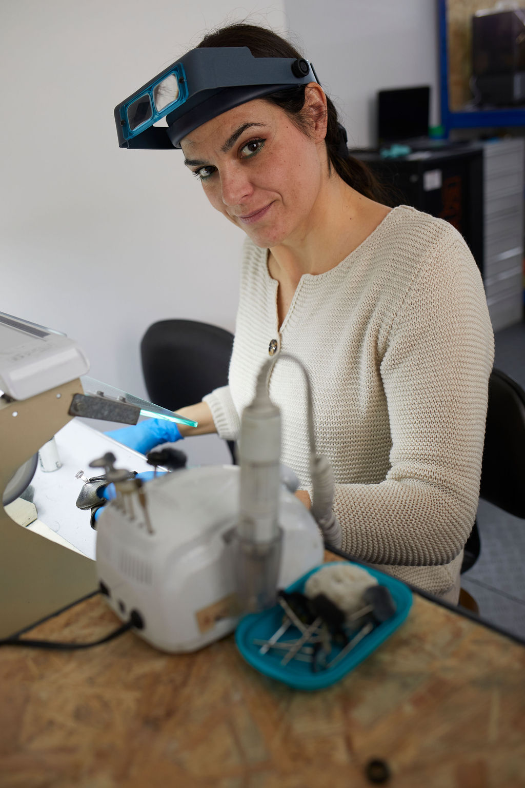 Un'artigiana nel suo laboratorio