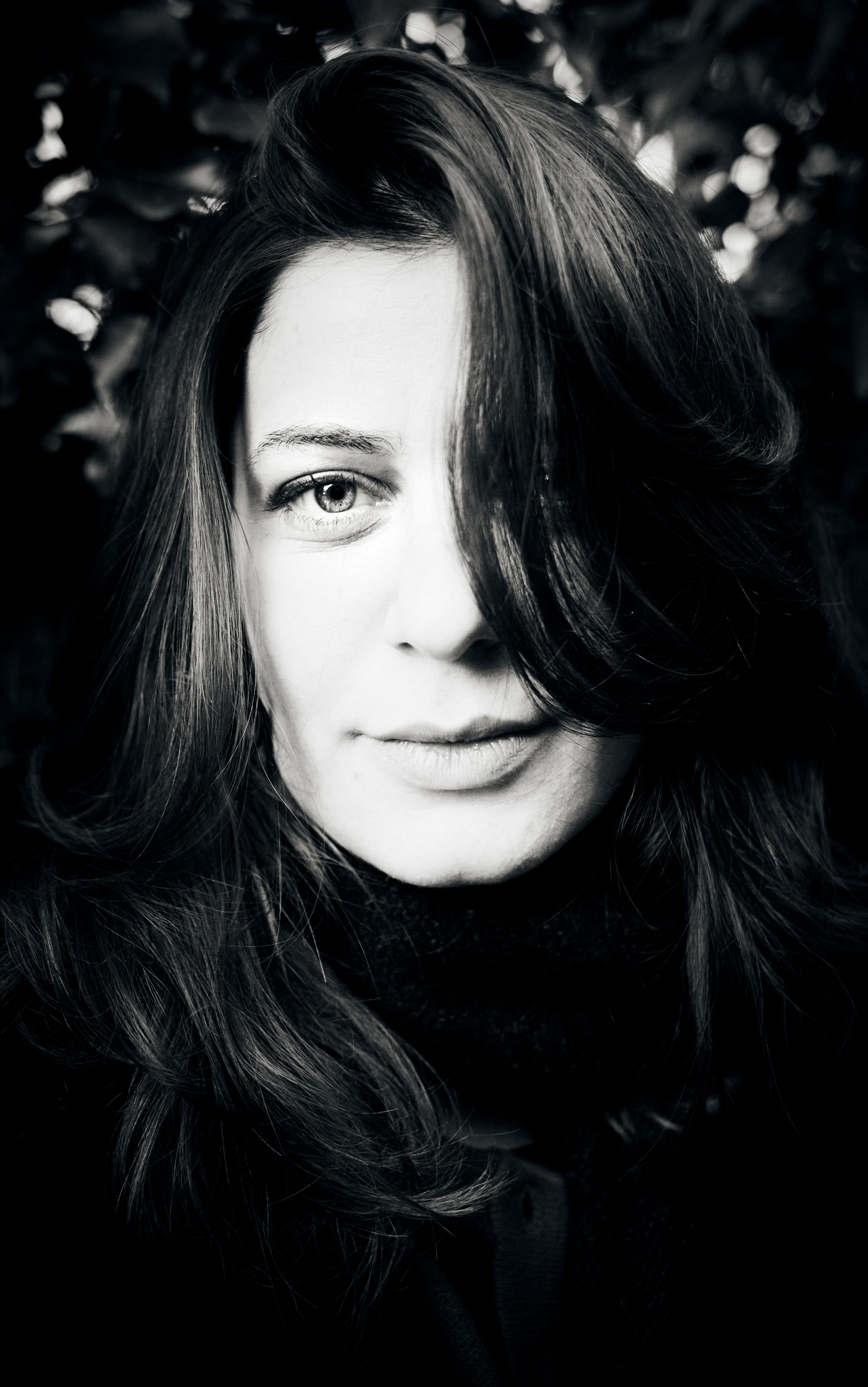 Ritratto di una giovane donna in bianco e nero.